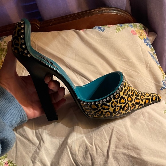 Leopard print SHOE BOTTLE WINE HOLDER - Picture 3 of 5